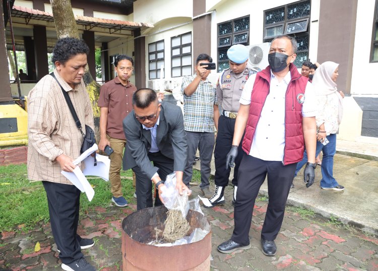 POLDA KEPRI MUSNAHKAN BARANG BUKTI NARKOTIKA HASIL PENGUNGKAPAN KASUS SELAMA OKTOBER 2025