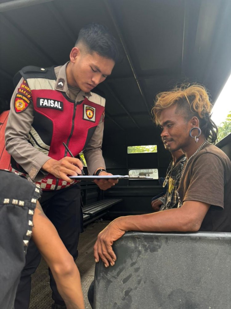 DITSAMAPTA POLDA KEPRI TINDAK PELANGGAR PERDA TENTANG KETERTIBAN SOSIAL: 20 PENGAMEN / ANAK PUNK JALANI SIDANG TIPIRING
