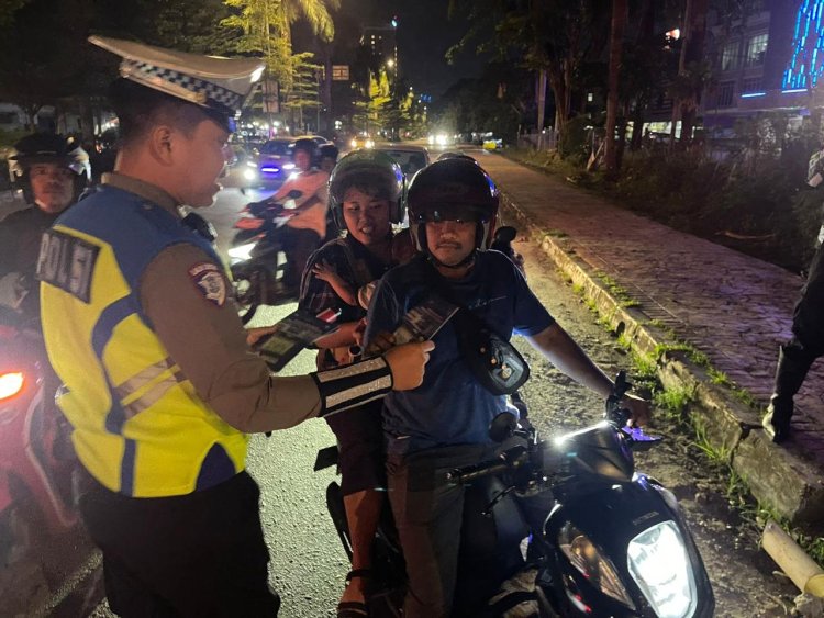 Himbauan Tertib Lalu Lintas dan Pembagian Brosur Warnai Operasi Zebra Seligi 2025 di Batam