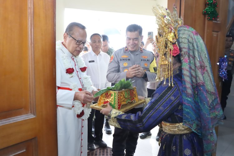 POLDA KEPRI SAMBUT KUNJUNGAN PASTORAL USKUP UMAT KATOLIK DI LINGKUNGAN TNI-POLRI TAHUN 2025