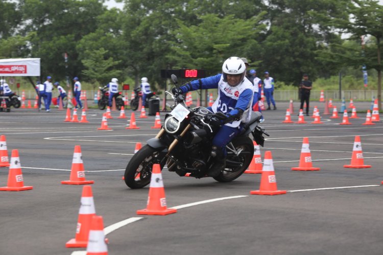 Instruktur Honda Jelaskan Risiko Rem Depan di Tikungan dan Teknik Aman Berkendara