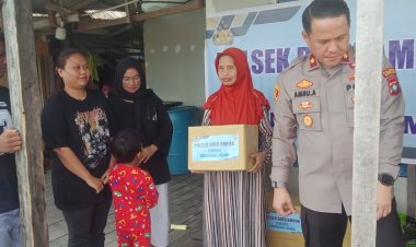 Kapolsek Batu Ampar Kunjungi Korban Pelantar Roboh di Batu Merah, Serahkan Bantuan Sembako