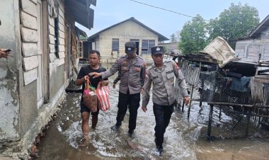 Satbinmas Polres Lingga Gerak Cepat Evakuasi Warga Terdampak Banjir Rob di Dabo Lama