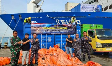 TNI AL Tinjau Embarkasi Bantuan Bencana ke Sumatera di Pelabuhan Bintang 99 Batam