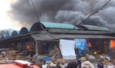 Ratusan Kios di Pasar Induk Kramat Jati Hangus Dilalap Api, Diduga Akibat Korsleting Listrik