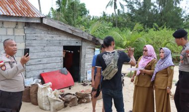 Hadir untuk Warga, Polres Lingga Pantau Dampak Pasang Laut di Kampung Boyan