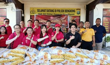 Polsek Bengkong-BMTI Batam Bagikan Beras untuk Warga dan Mitra Ojol, Ajak Jaga Situasi Kondusif