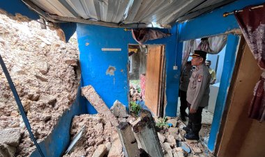 Kapolsek Sekupang Sambangi Warga Terdampak Tanah Longsor di Kampung Rawasari, Salurkan Bantuan Sembako