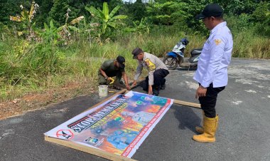 Cegah Karhutla, Bhabinkamtibmas Desa Lanjut Bersama Pemdes Pasang Spanduk Himbauan