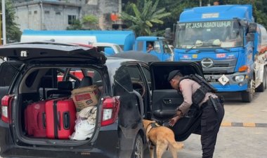 HADIRKAN RASA AMAN, SATGAS GAKKUM DAN UNIT K9 POLDA KEPRI PERIKSA BARANG BAWAAN PENUMPANG DI PELABUHAN RORO PUNGGUR