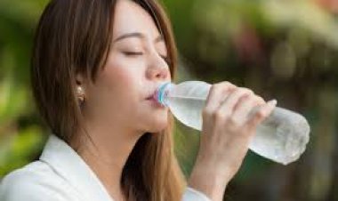 Kebiasaan Minum Air Putih Saat Bangun Tidur Ternyata Jadi Kunci Hadapi Cuaca Terik