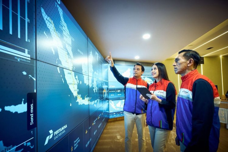 November 2024 menjadi bulan yang menyeimbangkan antara investasi jangka panjang (FID Tangguh) dan urgensi kebijakan jangka pendek (HGBT). Keberhasilan proyek infrastruktur gas, ditambah dengan kepastian regulasi harga, akan menjadi penentu apakah Indonesia mampu menjaga momentum pertumbuhan industrinya sekaligus memenuhi janji transisi energi.