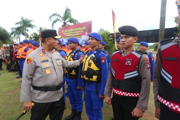 POLDA KEPRI SIAGA PERSONEL DAN KIRIM BANTUAN UNTUK KORBAN BENCANA ALAM SUMATERA
