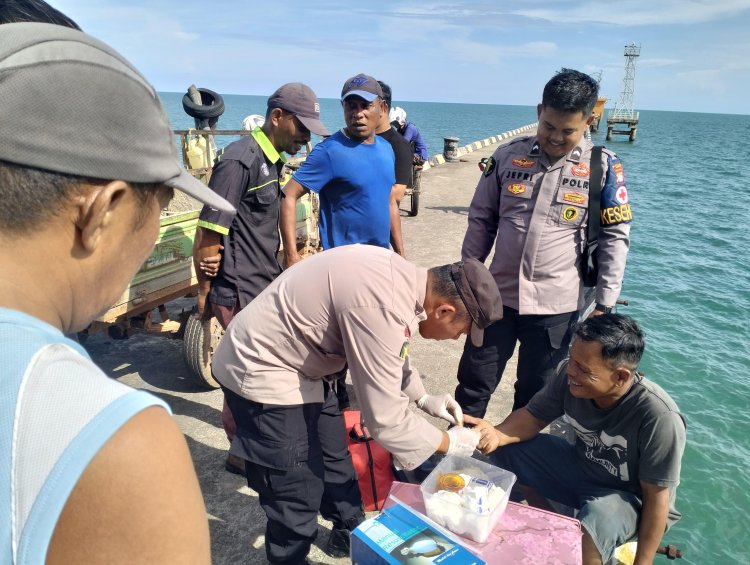 Sidokkes Polres Lingga Siaga Berikan Pelayanan Kesehatan di Lokasi Tenggelamnya KM Sinar Budi di Pelabuhan Dabo