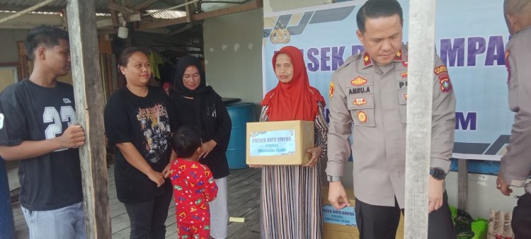 Kapolsek Batu Ampar Kunjungi Korban Pelantar Roboh di Batu Merah, Serahkan Bantuan Sembako