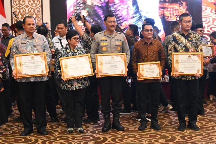 POLDA KEPRI RAIH PENGHARGAAN KETERBUKAAN INFORMASI PUBLIK TAHUN 2025