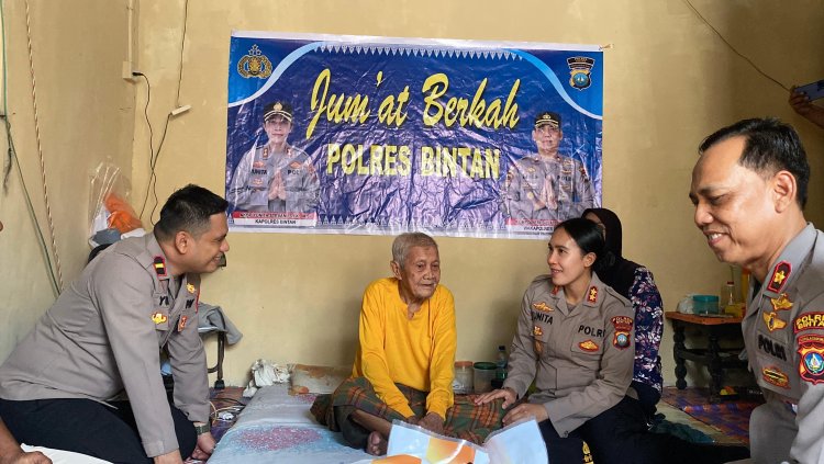Wujud Nyata Kepedulian Polri: Polres Bintan Gelar "Jum'at Berkah," Sambangi dan Bantu Warga Lansia di Teluk Bintan