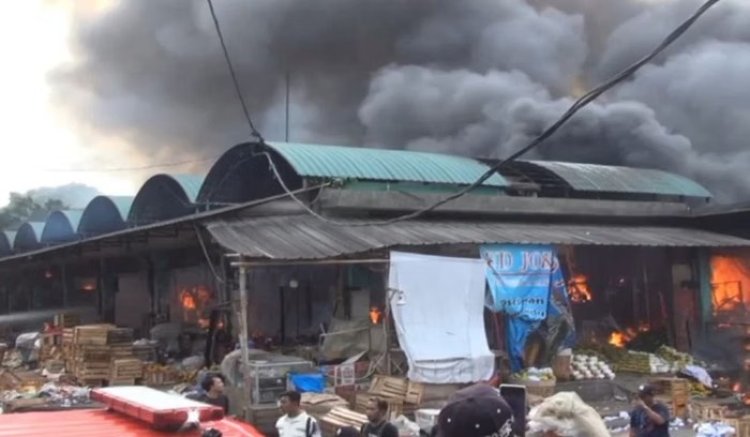 Ratusan Kios di Pasar Induk Kramat Jati Hangus Dilalap Api, Diduga Akibat Korsleting Listrik