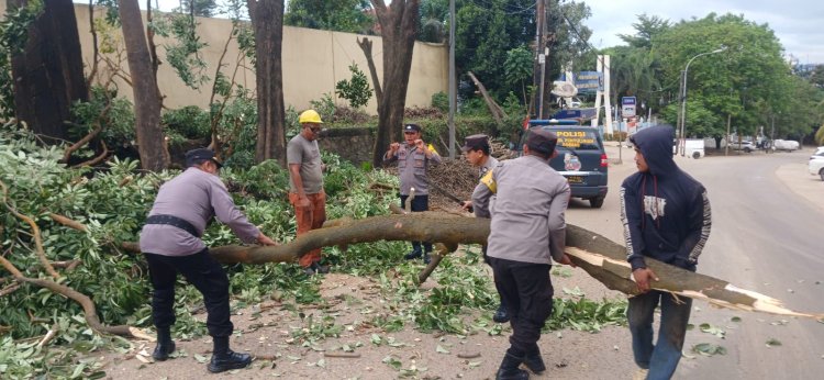 Wujud Kehadiran Polri di Tengah Masyarakat, Bhabinkamtibmas Batu Ampar Tanggap Cuaca Ekstrem di Sungai Jodoh