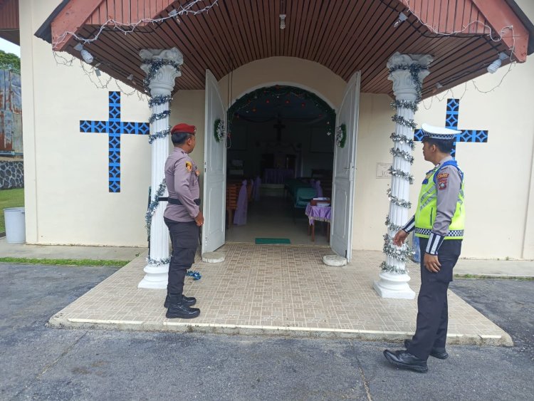 Operasi Lilin Seligi 2025, Personel Pos Pam Wismaria Polres Lingga Amankan Ibadah Gereja di Dabo Singkep