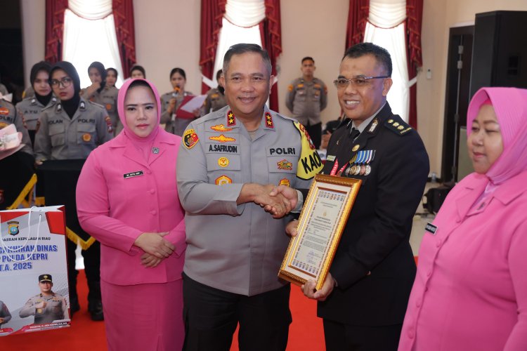 POLDA KEPRI GELAR PEMBINAAN TRADISI PRAPENGAKHIRAN DINAS BAGI PNPP PERIODE NOVEMBER 2024 S.D. OKTOBER 2025