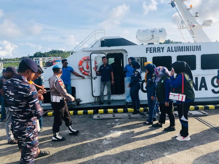 Ops Lilin Seligi 2025, Polres Lingga Hadir Beri Rasa Aman bagi Penumpang Kapal Ferry