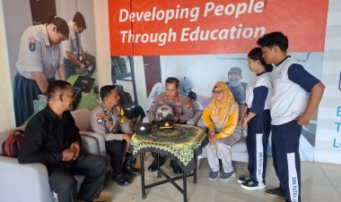 Perkuat Kemitraan dengan Sekolah, Polsek Lubuk Baja Salurkan Sarana Kontak di SMK Putra Jaya