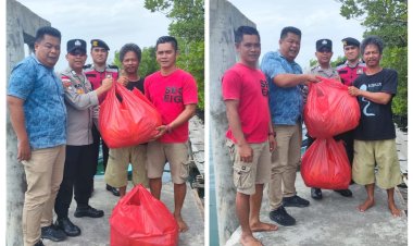 Wujud Kepedulian, Polsek Belakang Padang Salurkan Bansos untuk Korban Rumah Roboh di Pulau Mat Belanda