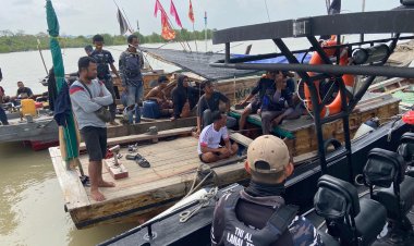 Sigap di Tengah Cuaca Buruk, TNI AL Lanal TBK Gelar Operasi SAR Speedboat Tenggelam di Perairan Karimun