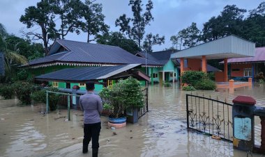 Polri Hadir untuk Masyarakat, Polsek Daik Lingga Lakukan Patroli Wilayah Terdampak Banjir Rob