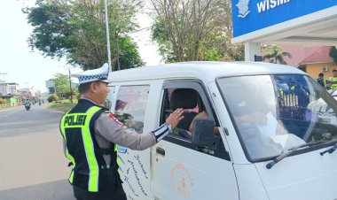 Satlantas Polres Lingga Bagikan Brosur Keselamatan, Tingkatkan Kesadaran Tertib Berlalu Lintas Masyarakat