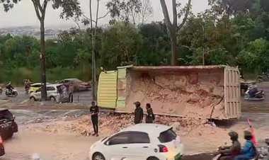 Dump Truk Roda 10 Terbalik di Tiban Lama, Kemacetan Total dari Tiban Center Dua Arah hingga Malam Hari