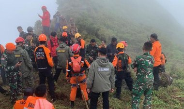 Tim SAR Temukan Puing Pesawat ATR 42-500 di Lereng Gunung Bulusaraung