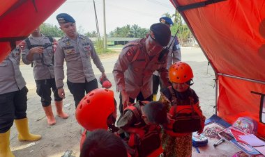 Brimob Polda Sumut Berikan Edukasi dan Trauma Healing kepada Anak TK Korban Bencana di Tapanuli Selatan