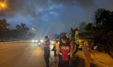 RESPONS CEPAT DITSAMAPTA POLDA KEPRI TANGANI KEBAKARAN ANGKRINGAN MEGA LEGENDA