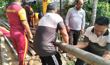 Polres Lingga Bersama Warga Perbaiki Jembatan Akses Menuju Masjid As-Salam Dusun II Batu Kacang