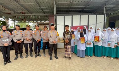 Polri Salurkan Bantuan Al-Qur’an kepada Pesantren Terdampak Banjir