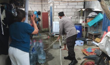 HARI KE-7 DISTRIBUSI AIR BERSIH ABH, POLSEK BATU AMPAR PASTIKAN PENYALURAN AMAN DAN TERTIB