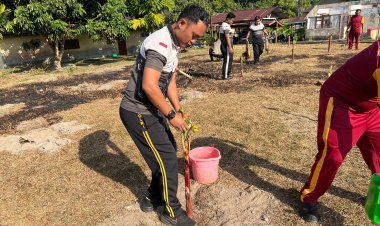 Polsek Dabo Singkep Manfaatkan Pekarangan, Tanam 200 Bibit Pisang Lemak Manis