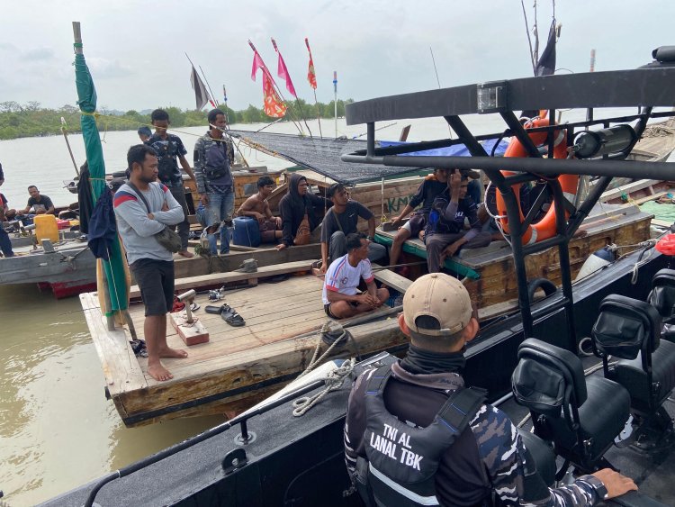 Sigap di Tengah Cuaca Buruk, TNI AL Lanal TBK Gelar Operasi SAR Speedboat Tenggelam di Perairan Karimun