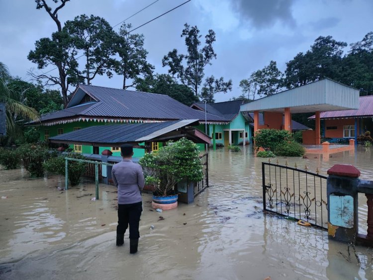 Polri Hadir untuk Masyarakat, Polsek Daik Lingga Lakukan Patroli Wilayah Terdampak Banjir Rob