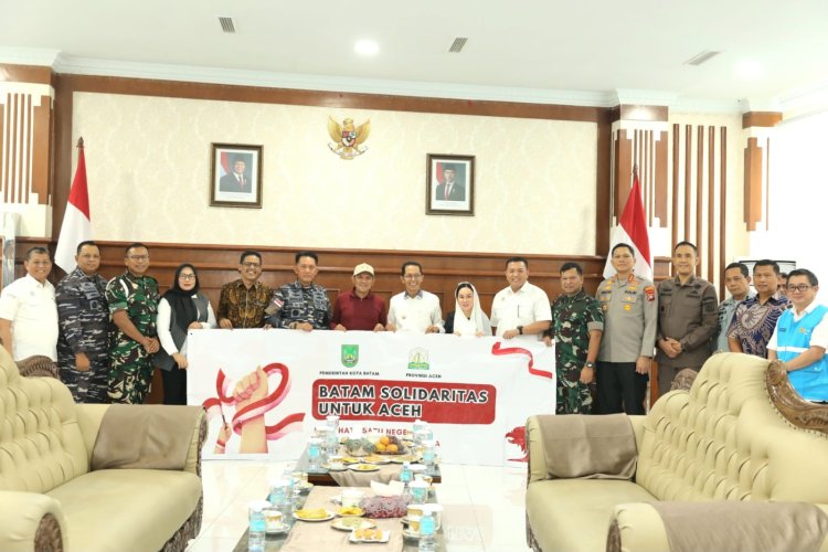 Kapolresta Barelang Dampingi Wali Kota Batam Serahkan Bantuan Kemanusiaan untuk Korban Bencana Alam di Aceh