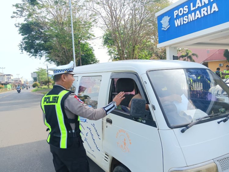 Satlantas Polres Lingga Bagikan Brosur Keselamatan, Tingkatkan Kesadaran Tertib Berlalu Lintas Masyarakat