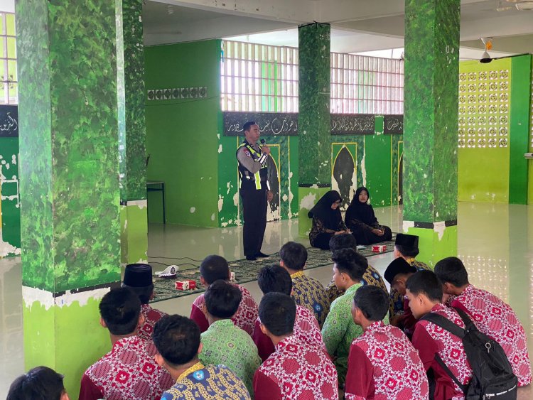 Bangun Kesadaran Berlalu Lintas Sejak Dini, Satlantas Polres Lingga Laksanakan Sosialisasi di Pesantren