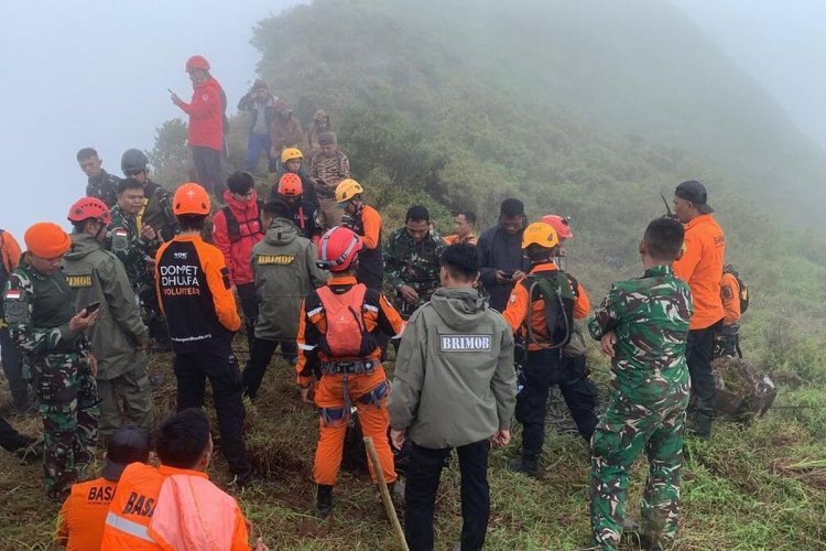 Tim SAR Temukan Puing Pesawat ATR 42-500 di Lereng Gunung Bulusaraung