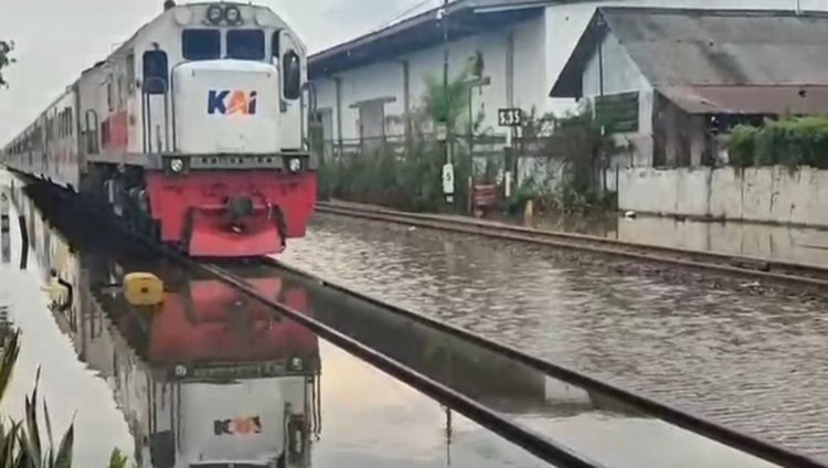 Banjir Kepung Rel Pekalongan, PT KAI Batalkan 34 Perjalanan Kereta Api Hari Ini
