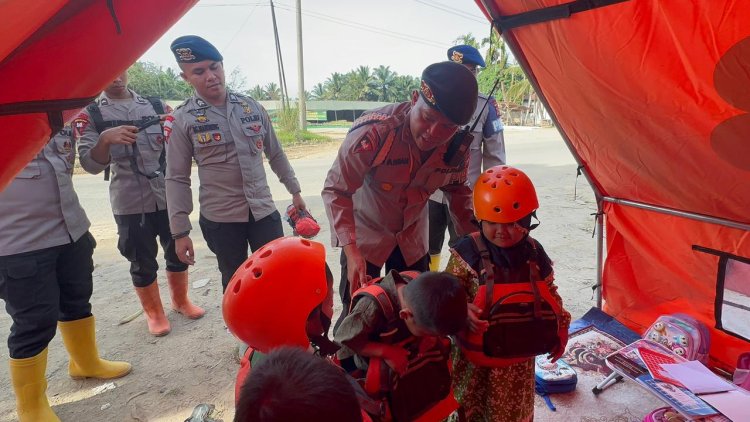 Brimob Polda Sumut Berikan Edukasi dan Trauma Healing kepada Anak TK Korban Bencana di Tapanuli Selatan