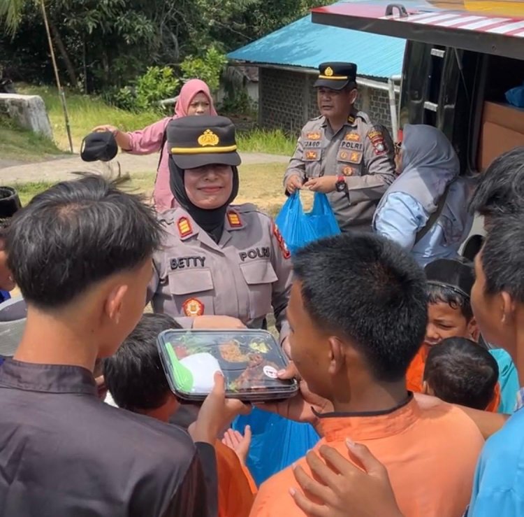 Sinergi Polri dan Jurnalis, 450 Paket Makanan Jumat Berkah Dibagikan di Enam Masjid Kecamatan Galang