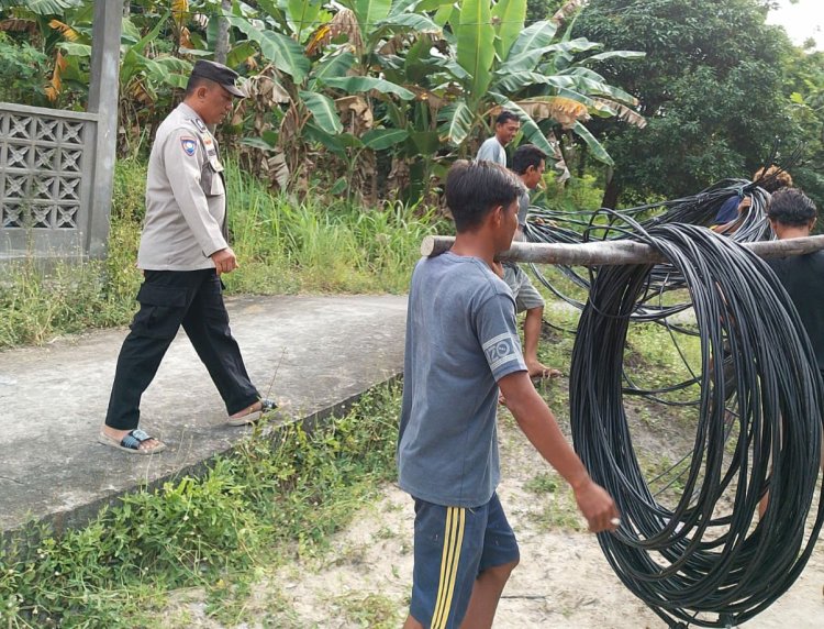 Kebersamaan di Pulau Berhala, Bhabinkamtibmas dan Warga Pasang Instalasi Listrik Masjid