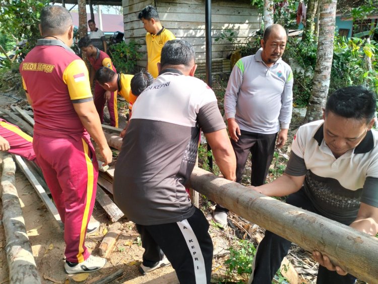 Polres Lingga Bersama Warga Perbaiki Jembatan Akses Menuju Masjid As-Salam Dusun II Batu Kacang